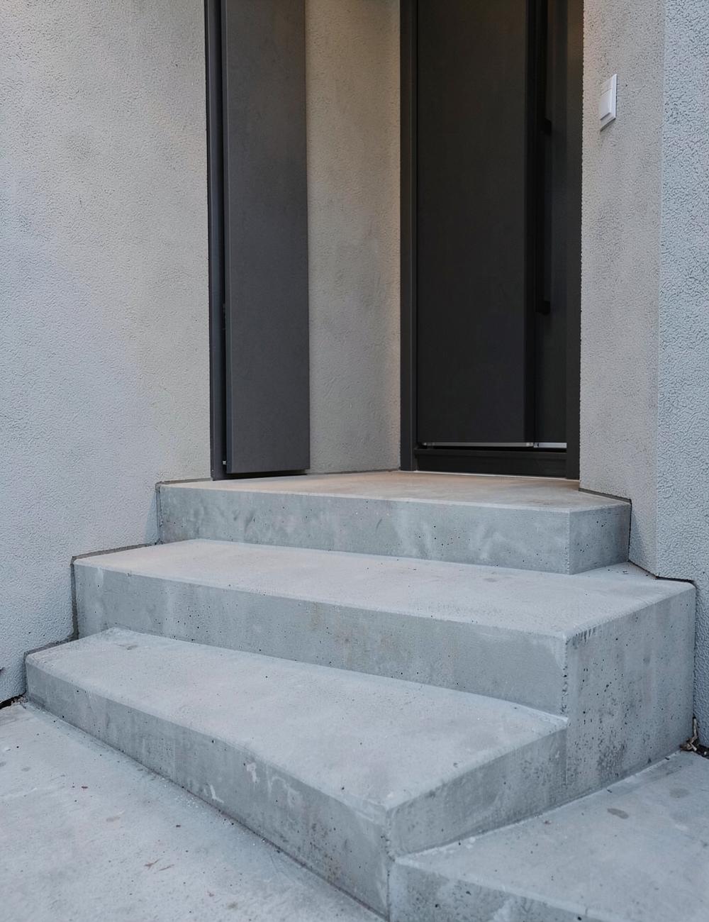 Poured concrete entry steps with square edges